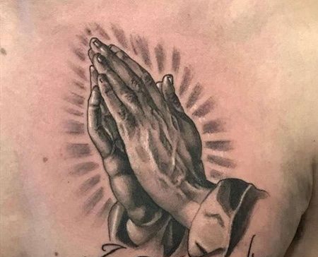 写实前胸祈祷之手纹身图案
