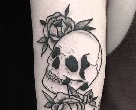 New School大臂骷髅玫瑰纹身图案