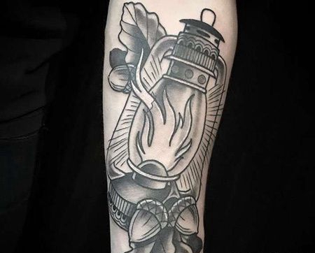 写实小臂灯笼纹身图案