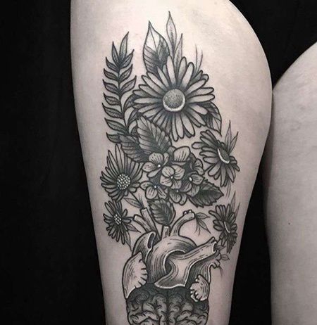 Old School大腿心脏花卉纹身图案