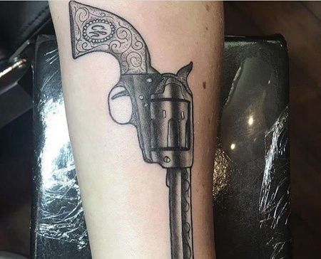 Old School小臂左轮手枪纹身图案