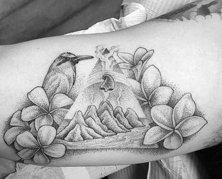 点刺大臂鸟花卉纹身图案