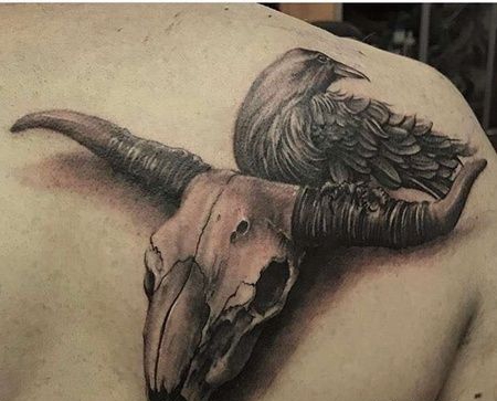 写实后肩骷髅乌鸦纹身图案