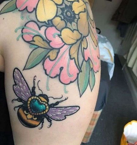 New School大臂蜜蜂纹身图案