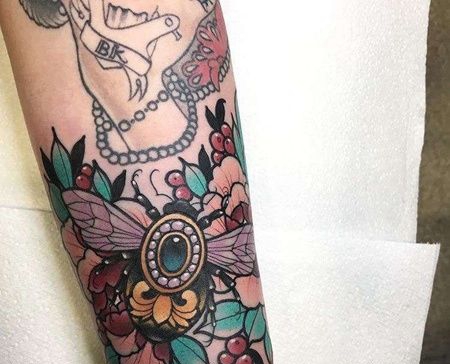 New School小臂蜜蜂纹身图案