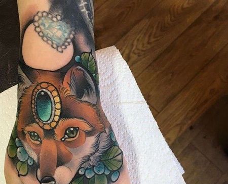 New School手背狐狸纹身图案