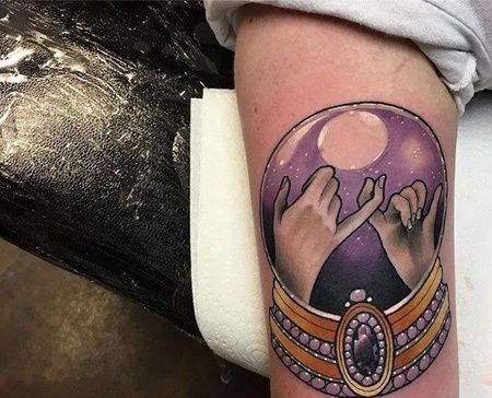 New School大臂宝石手纹身图案