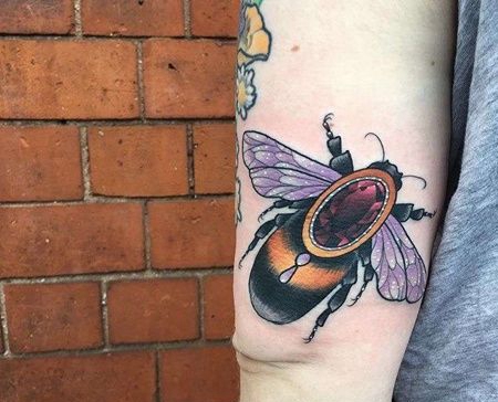 New School大臂蜜蜂宝石纹身图案