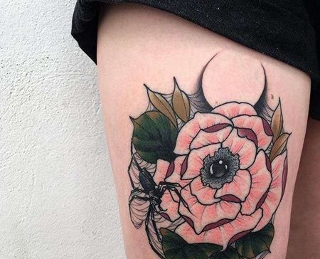 New School大腿花卉蜘蛛纹身图案