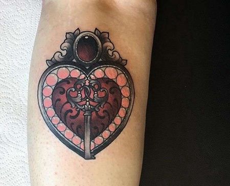 New School小腿心钥匙纹身图案