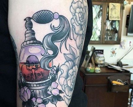 New School大臂香水瓶纹身图案
