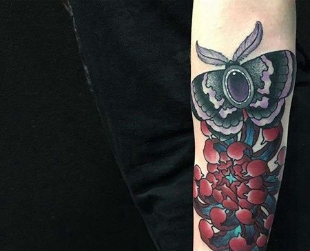 New School小臂蛾子菊花纹身图案