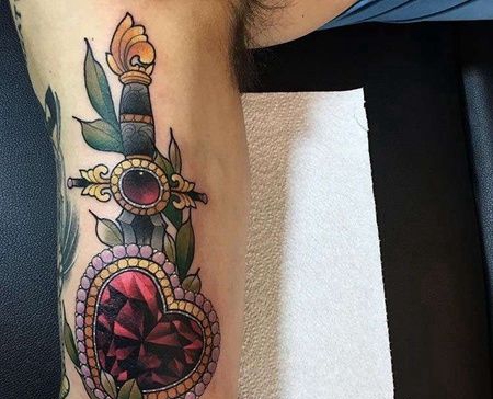 New School大臂匕首宝石纹身图案