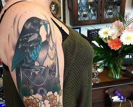 New School大臂乌鸦牡丹纹身图案