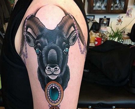 New School大臂羊纹身图案