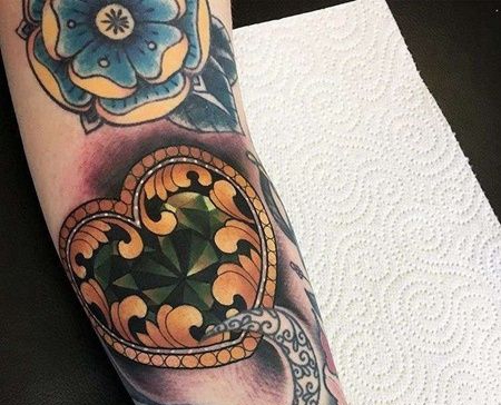 New School小臂心宝石纹身图案