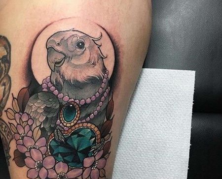 New School大腿鹦鹉宝石纹身图案