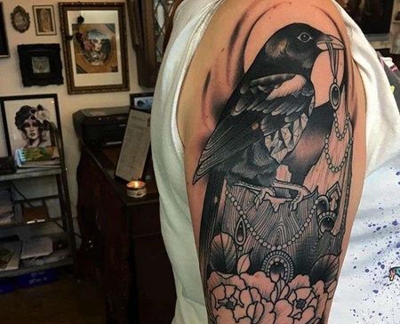 New School大腿乌鸦牡丹纹身图案