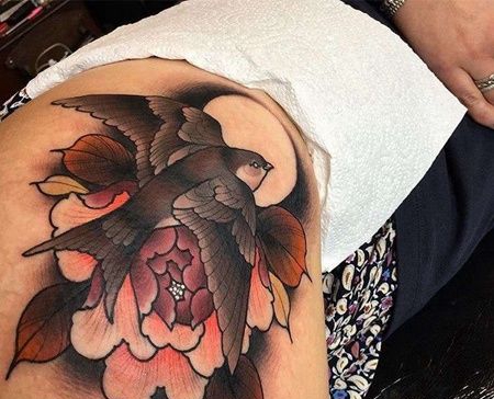 New School大腿燕子牡丹纹身图案