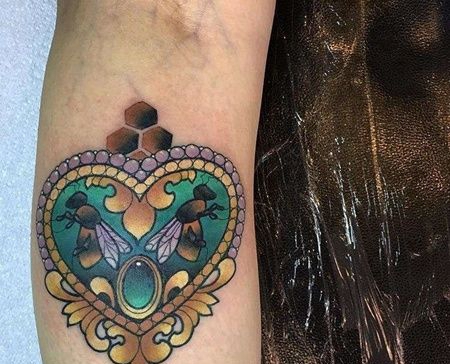 New School小腿心蜜蜂纹身图案