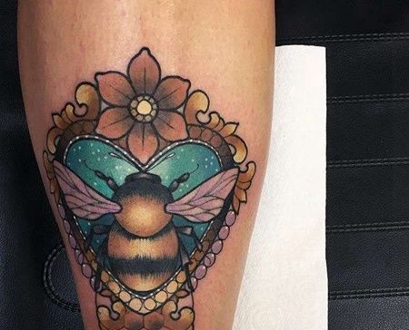 New School小腿蜜蜂心纹身图案