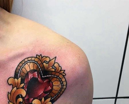 New School锁骨心宝石纹身图案