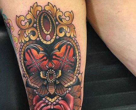 New School大腿宝石心玫瑰纹身图案