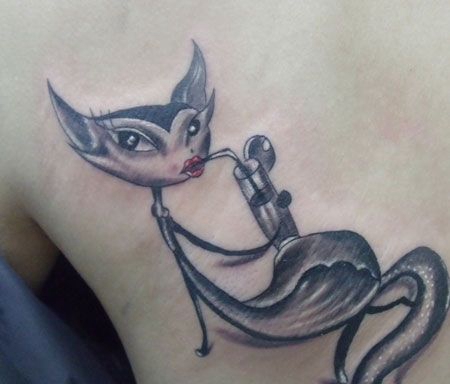 喝果汁的狐狸纹身图案