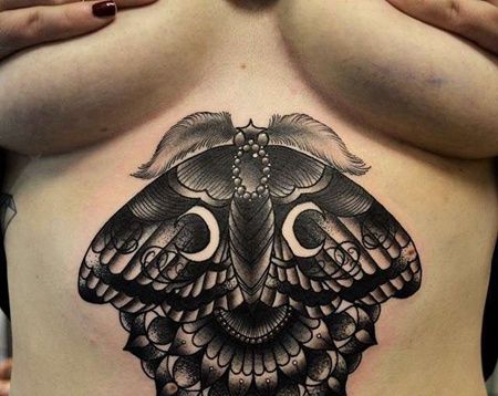 Old School腹部蛾子纹身图案