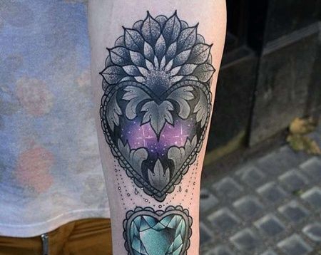 New School小臂宝石心纹身图案