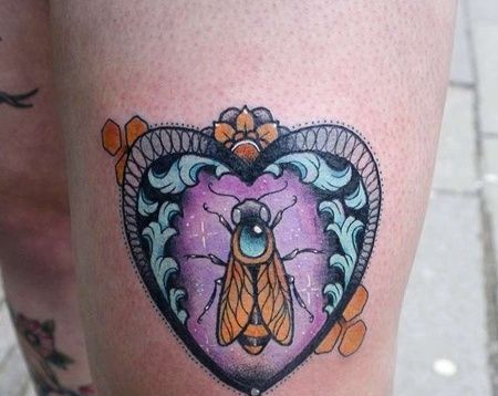 New School大腿心蜜蜂纹身图案