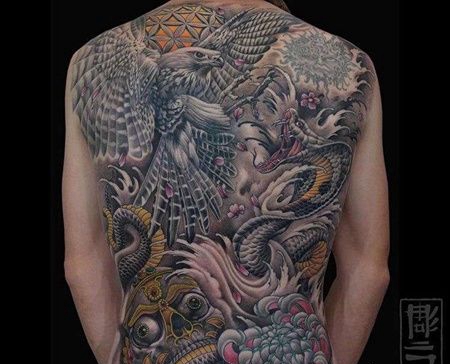 新传统后背老鹰蛇嘎巴拉纹身图案