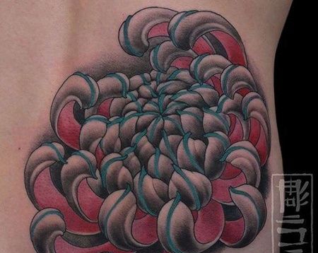 新传统后腰菊花纹身图案
