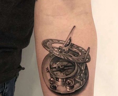 写实小臂指南针纹身图案