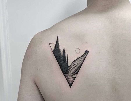 点刺后肩树纹身图案