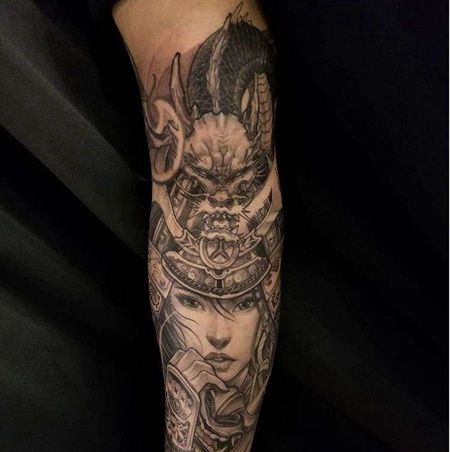 新传统胳膊女武士龙纹身图案