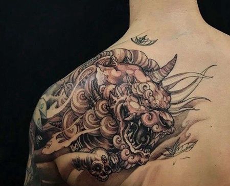 新传统后肩唐狮纹身图案