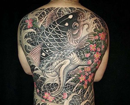 新传统后背鲤鱼蛇纹身图案