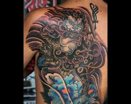 新传统后背唐狮牡丹纹身图案