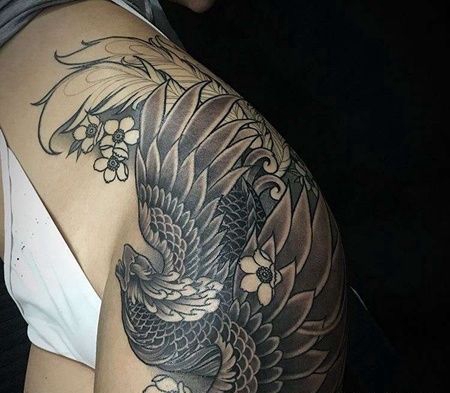 新传统大腿老鹰纹身图案