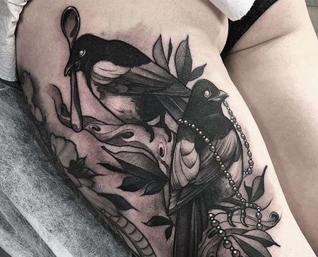 New School大腿乌鸦纹身图案