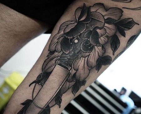 新传统大腿牡丹匕首纹身图案