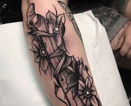 New School小臂骨头纹身图案