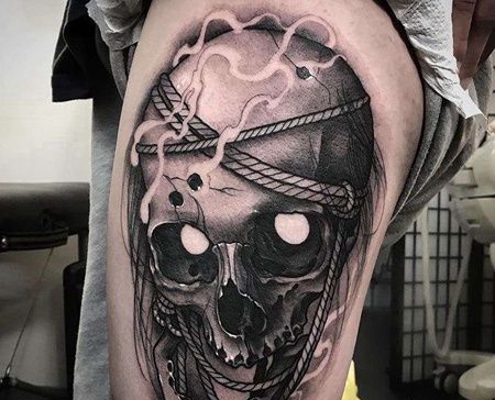 新传统大腿骷髅纹身图案