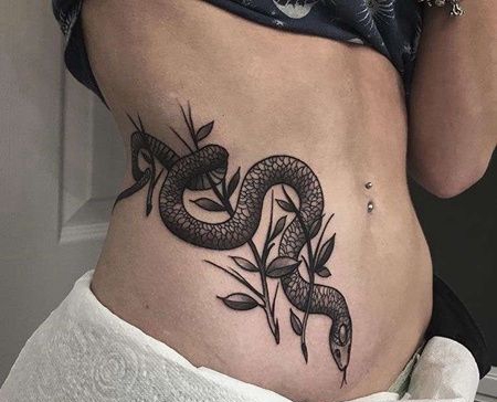 New School侧腰蛇纹身图案