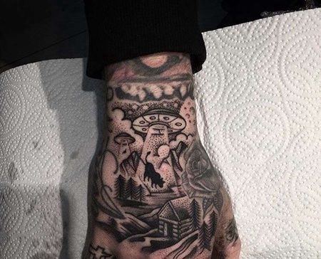 点刺手背飞碟纹身图案