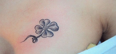 胸部性感四叶草纹身图案
