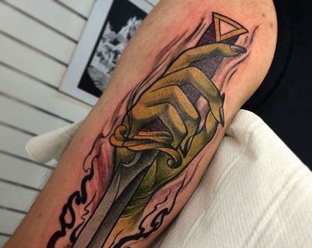 New School大臂手匕首纹身图案