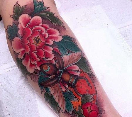 新传统小腿牡丹甲虫纹身图案