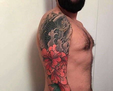 新传统大臂牡丹鲤鱼纹身图案